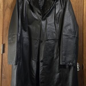 Elegant Vintage 80's Black Leather Coat with Fur Collar